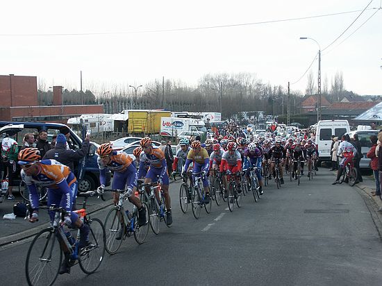 Driedaagse West-Vlaanderen - 7 maart 2004<br />2e etappe: Omloop der Vlaamse Ardennen - Ichtegem<br />Het peloton onder aanvoering van de Rabo's in de voorlaatste plaatselijke ronden<br />Foto: Kim Craeninckx